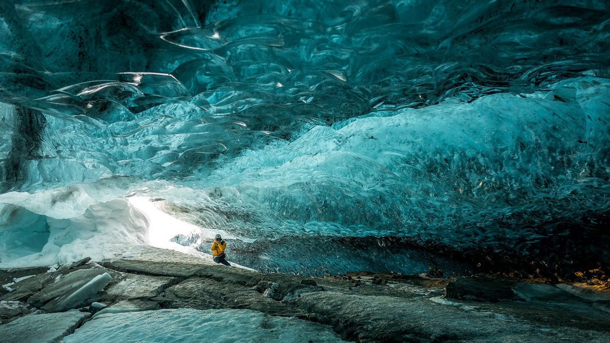 A Tourist Dies And Two Others Disappear Due To Ice Cave Collapses In Iceland