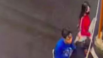 امرأة مشي على قدميها تتعرض للصدمة بعد أن تم اختطاف حقيبتها في كيمارون