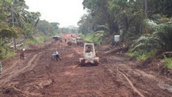 Au Milieu De La Terreur KKB En Papouasie, Le Ministère Du PUPR Continue D’ouvrir La Section De La Route Banti-Aroanop