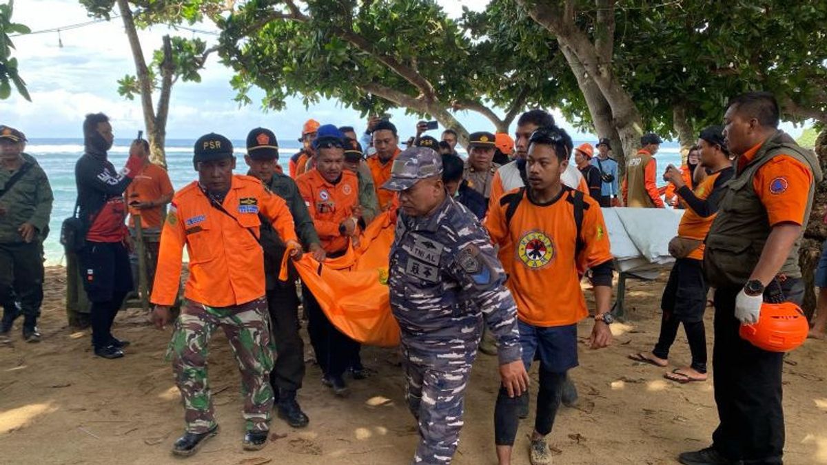 疏散搜救队3名游客被巴勒坎邦海滩海浪拖曳