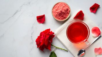 长期以来，玫瑰水以美容护理而闻名，玫瑰水对面部皮肤的这4种好处