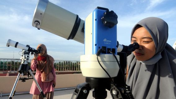 混合日食现象发生在4月20日印度尼西亚的天空中
