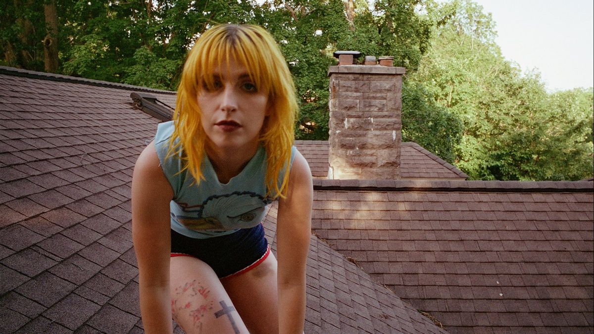 Hayley Williams présente son nouvel single d'Awaye Justice at a Bachelorette Party (Autant sur le terrain)