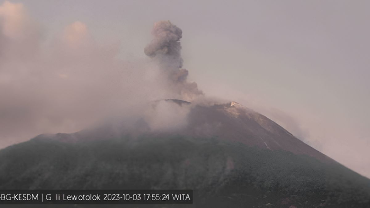 イリ・レウォトロク山 噴火2回、住民はクレーターに近づかないように求められました