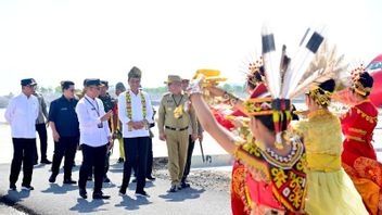 Jokowi Is Greeted By Meriah Arriving In Singjawang, West Kalimantan