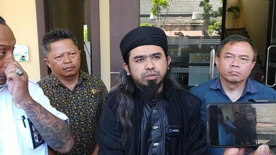 Gus Samsudin Pemilik Padepokan Nur Dzat Sejati Laporkan Pesulap Merah ke Polda Jatim