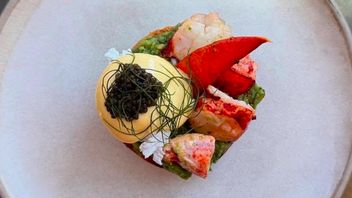 コンテンポラリーな料理のトレンド、豪華なクロアバナは、部分あたり約100万ルピアの価格設定