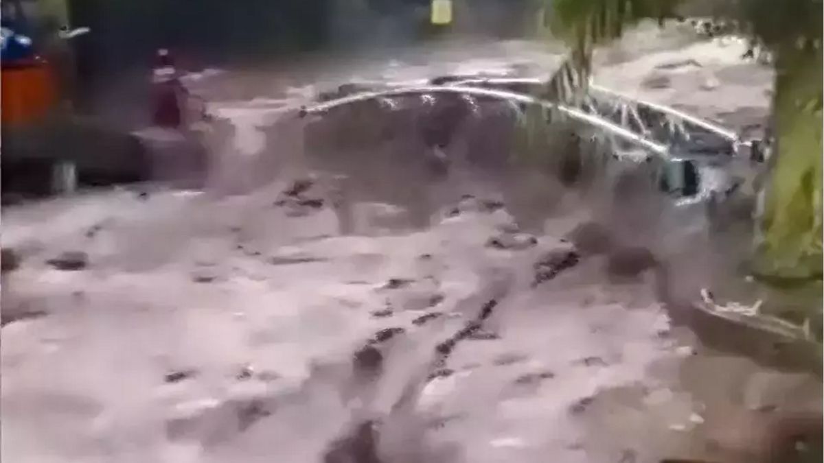 洪水泛滥，洪水泛滥，淹没Tegal Guci旅游区