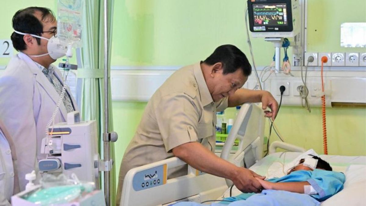 Prabowo Jenguk Korban Ditabrak Mobil Angkut MBG: Cepat Sembuh Ya