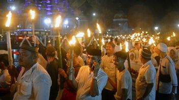 Le soir de Takbiran, le gouvernement de Jakarta organise une marche des torches et 1 000 tambours