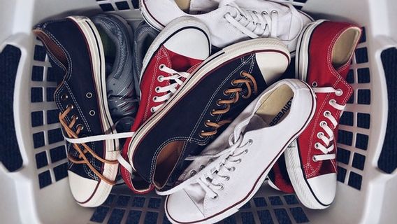 5 Cara Mudah Membersihkan Sneaker Berbahan Dasar Kanvas