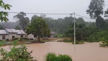 インドネシアとマレーシアの国境スルトで25軒の家屋が浸水した洪水、BPBDカプアス・フルは住民が泥をきれいにするのを助けます