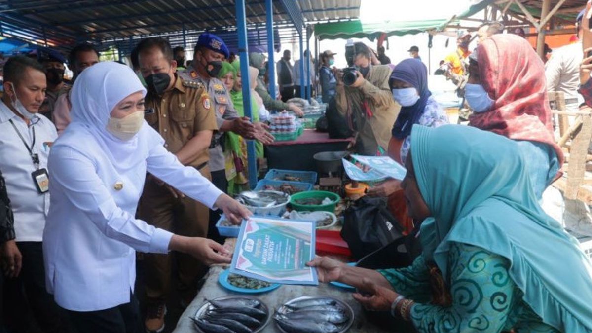 Gubernur Jatim Khofifah Blusukan Salurkan Bansos di Kampung Nelayan Puger