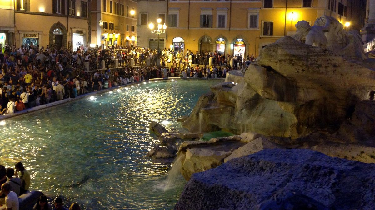 Les autorités romennes lancent un système de billets pour les voyageurs qui restreint la source de Trevi