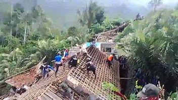 居民在班加内加拉土地灾害区拆除房屋