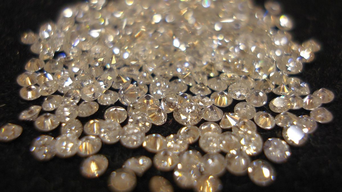 Les Douanes Déjouent La Contrebande De 1,1 Milliard De Diamants IDR à Dubaï, Cachés Dans Des Poignées De Valise