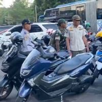Setelah Viral, Petugas Gabungan Tindak Parkir Liar dan PKL di Jalan Mayjen Sutoyo Cawang