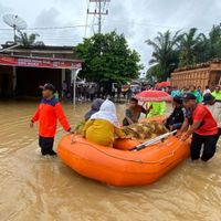 Banjir 1 Meter, Jenazah di Pasaman Barat Harus Naik Perahu Karet ke TPU