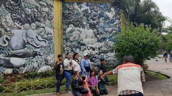 The Story Of A Photographer In Ragunan Whose Income Increases This Weekend