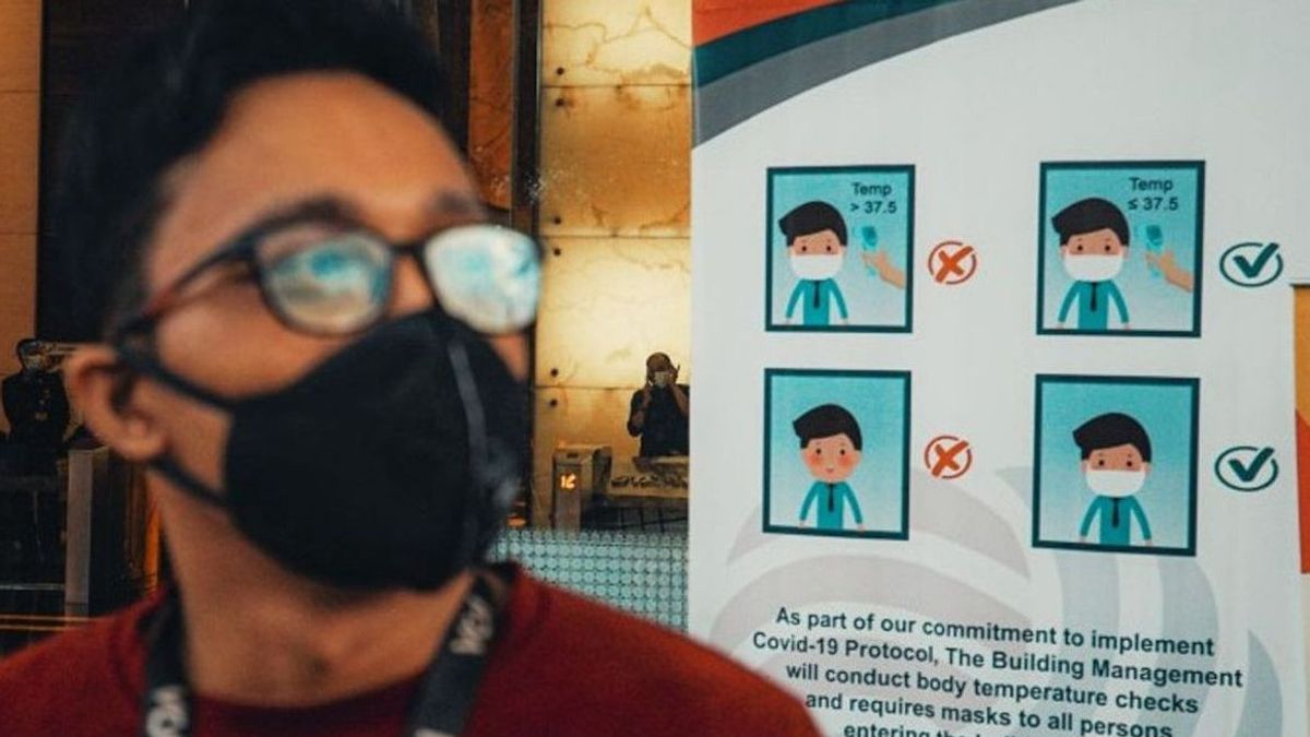 Starting Tomorrow, KRL Passengers Must Wear Double Masks