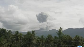 Gunung Dukono dans l’éruption du nord de Halmahera, les gens sont invités à être vigilants