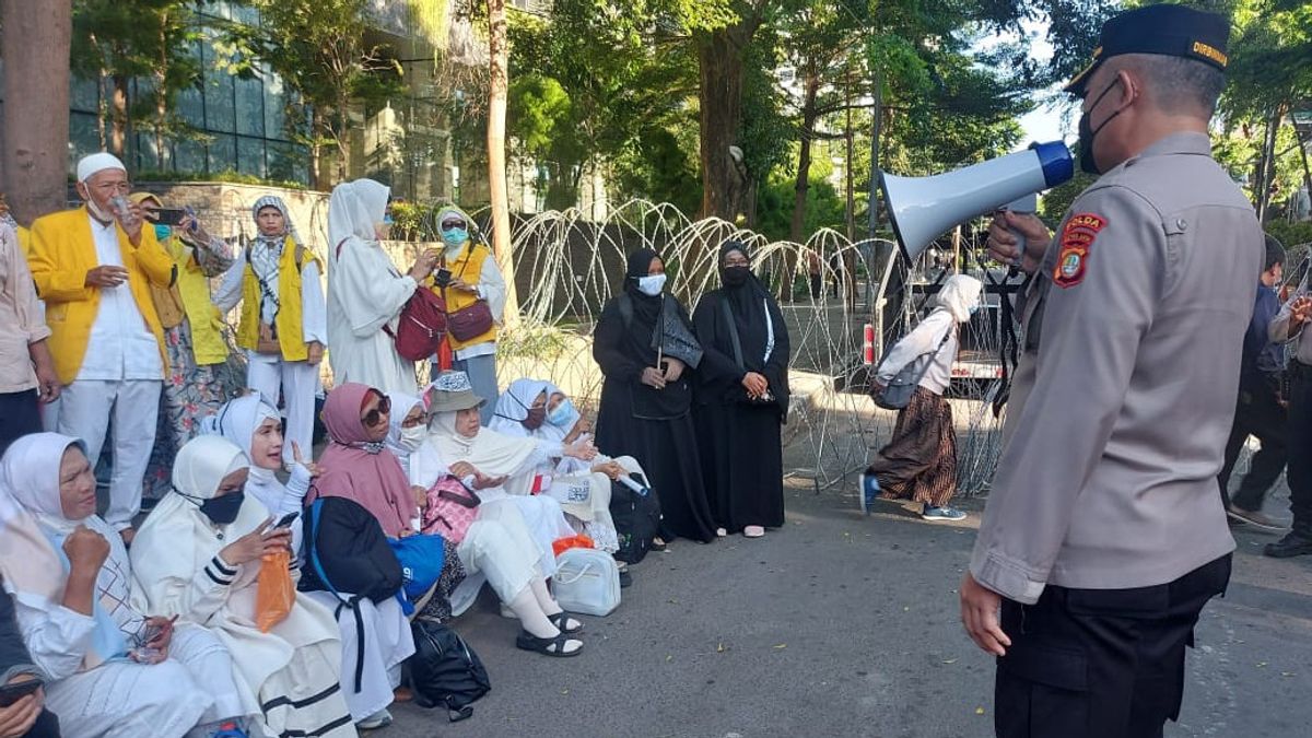 'Yesterday, The Labor Demonstration Was OK, Sir, It Was Also A Crowd,' Said 212 Women To The Police Guarding Kebon Sirih