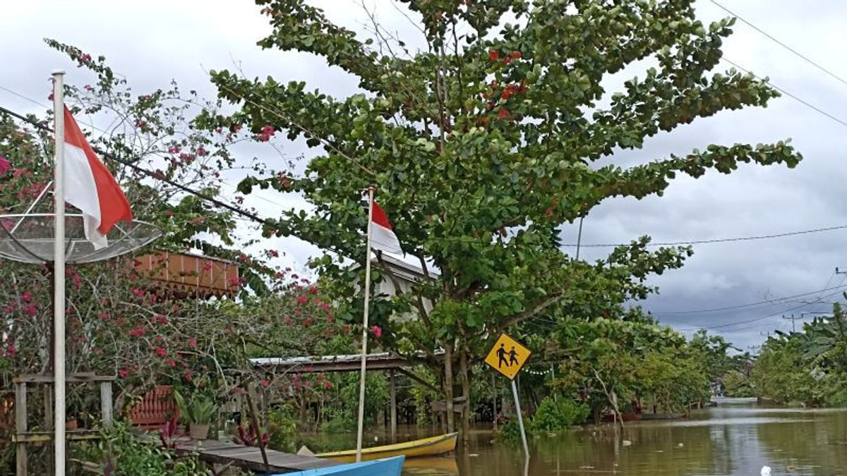 Kapuas Hulu Kalbar 5个地区的一些村庄被洪水淹没，水位高度约为1米