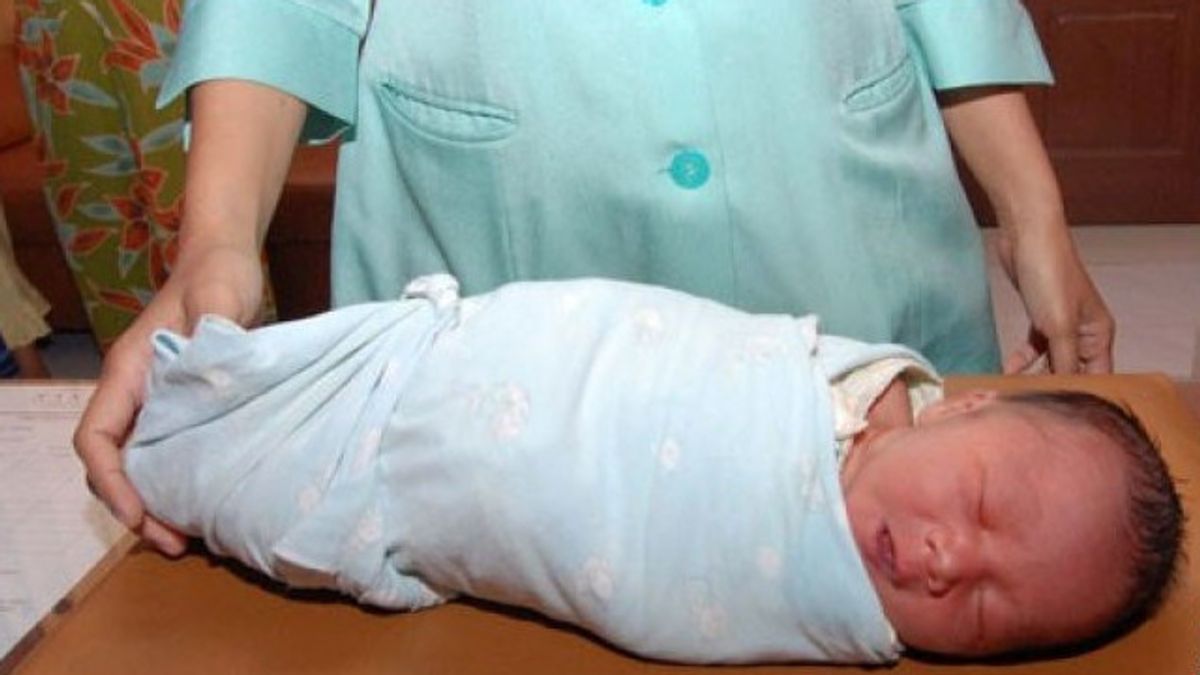 العثور على طفل يبلغ من العمر 2 يوم يرتجف في حقيبة في منطقة أنكول