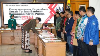 Ganjar Pranowo Serahkan Bantuan Keuangan dari Pemprov Jateng untuk Parpol