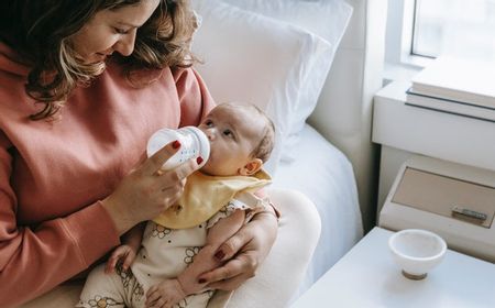 Ketahui Waktu yang Tepat Kapan Bayi Diperbolehkan Minum Air Putih