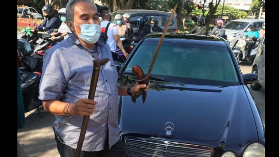 Pris Portant Une Machette, L’avocat Rizieq Shihab Alamsyah Est Examiné Par La Police