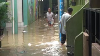 La Zone De Kebon Pala Est Toujours Submergée Par L’eau, Les Habitants Admettent Que Le Gouvernement N’a Pas Donné D’avertissement Préalable