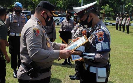 Polisi yang Viral karena Bantu Pedagang Jualkan Koran dan Tisu Diganjar Penghargaan