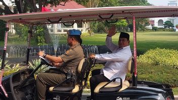 穿着白色和黑色的Peci,Prabowo Subianto在国家宫殿Temui Jokowi