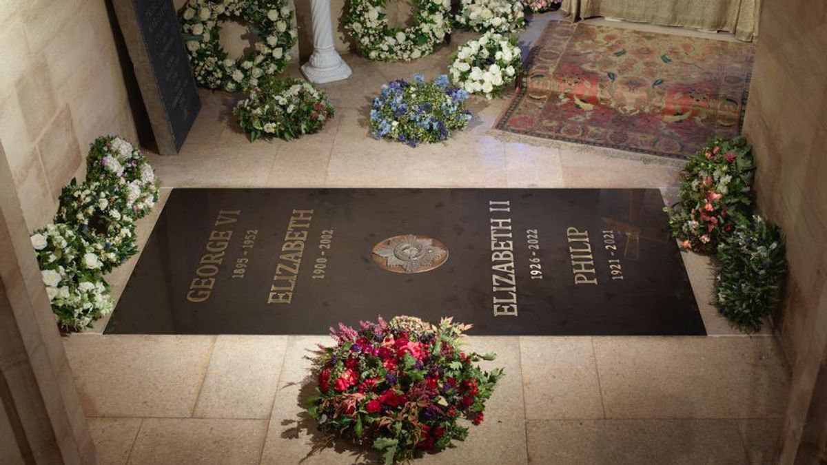 إعادة فتح قلعة وندسور للجمهور ، شاهد قبر الملكة إليزابيث الثانية في كنيسة سانت جورج يستخدم الرخام الأسود البلجيكي