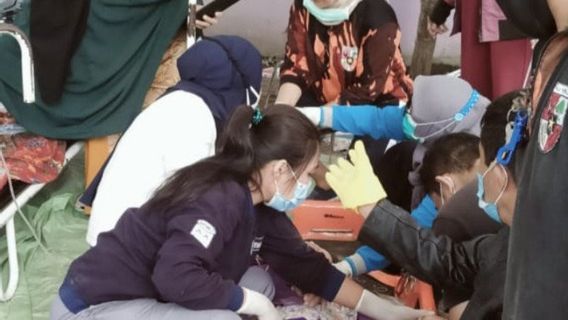 Pharmacists At Mitra Manakarra Mamuju Hospital Congratulations After The Police And Residents Evacuated