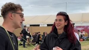 Les réactions virales de deux lèvres lorsqu'un exhibiteur travaillait au Festival de Glastonburary
