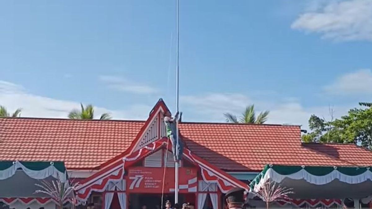 旗竿に登るSMKサンバスラジリ学生の英雄的なアクションは、赤と白の飛行のために立ち往生したロープを修正