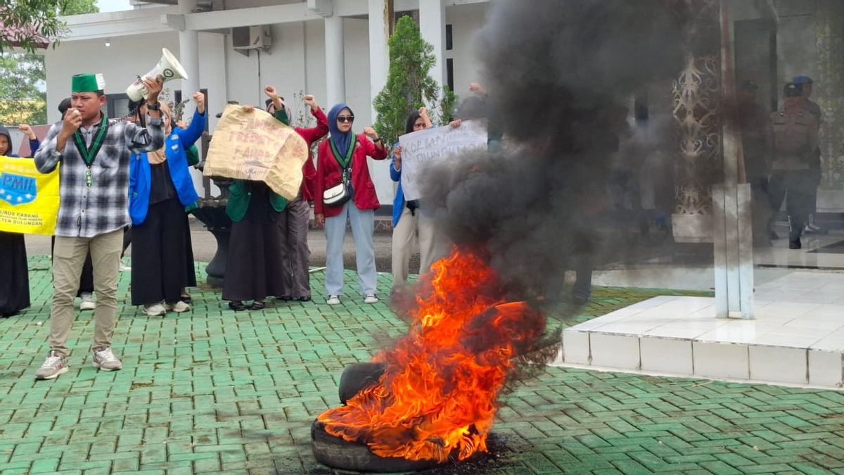 Students Demo At The Bulungan Kejari-Polresta, Demand Teachers Perpetrators Of Obscenity Of Elementary School Students Arrested