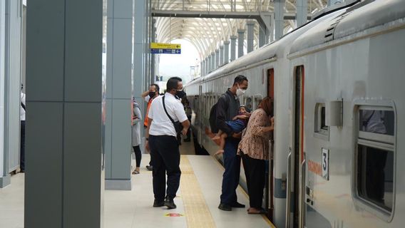 Antusiasme Masyarakat Tinggi, Jumlah Penumpang Naik Kereta Bersubsidi Dibatasi