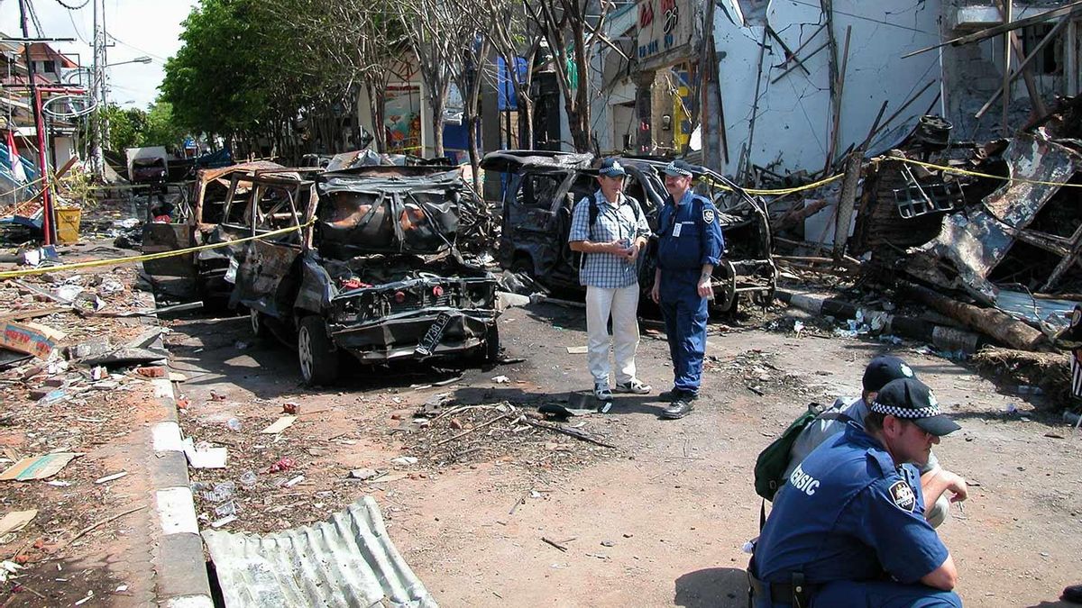 梅加瓦蒂总统要求警察局长对历史上的巴厘岛爆炸案负责 今天，2002年10月13日