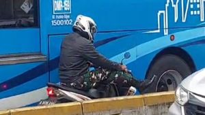 Naik Honda Beat, Anggota TNI Berseragam Takut Kena Razia di Jalur Busway, Putar Balik