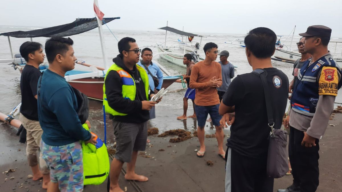 Bring Passengers See The Dolphins In Buleleng Bali, Fishermen In Bali Died From Jukung Boat