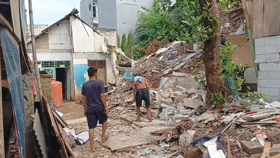 Warga Duren Sawit Masih Bersihkan Sisa Puing Reruntuhan Rumah Akibat Longsor