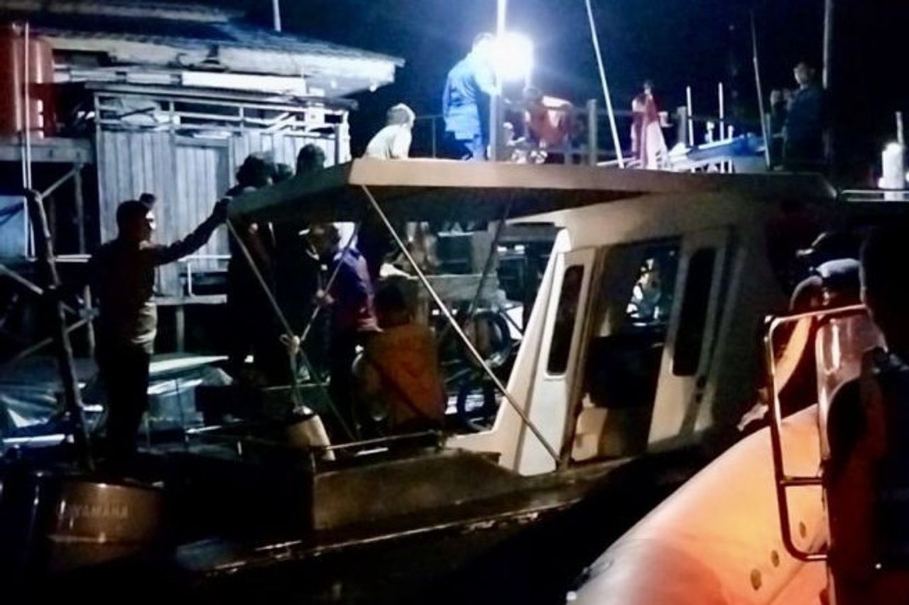 コタバル海域でサンゴの破損により座礁した船の犠牲者9人をSARチームが避難