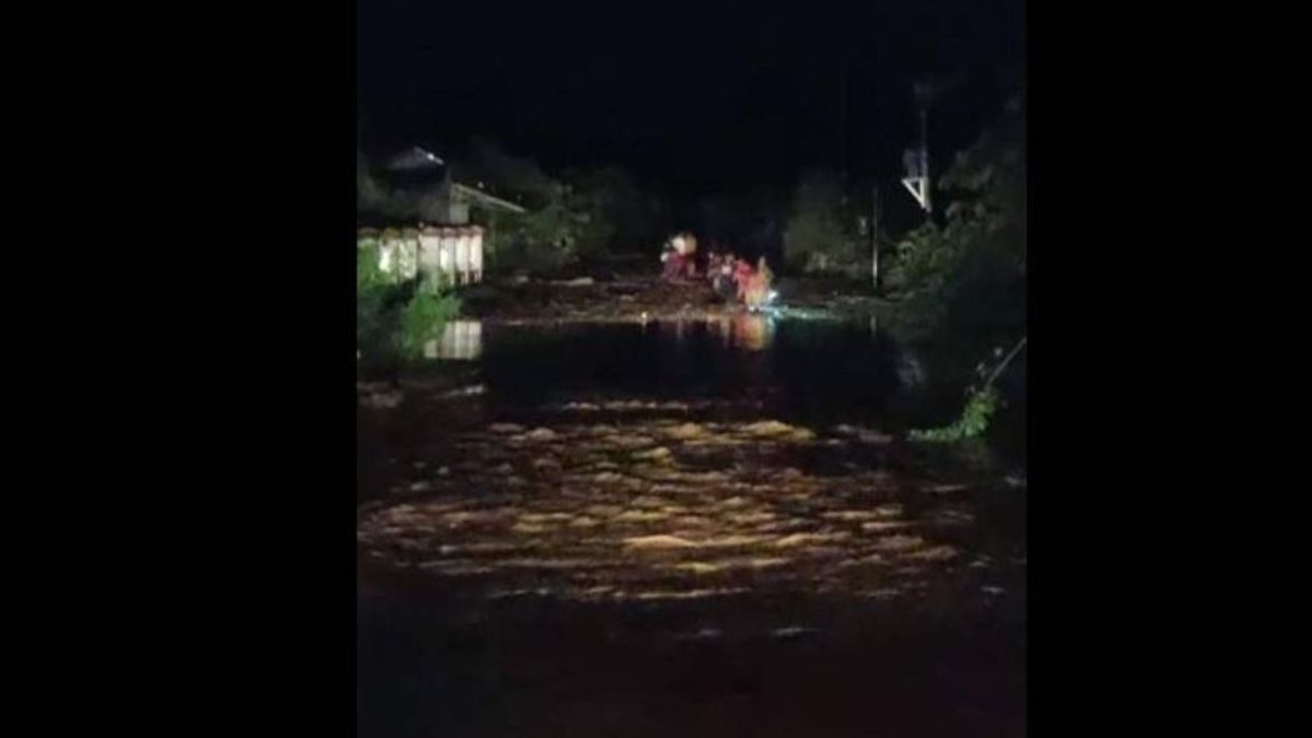 パリギ・ムートンで洪水に引きずられた3軒の漂流家屋