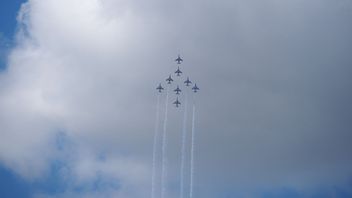 关于接管廖内群岛和纳土纳领空，佐科威被认为在制定政策方面是勇敢的