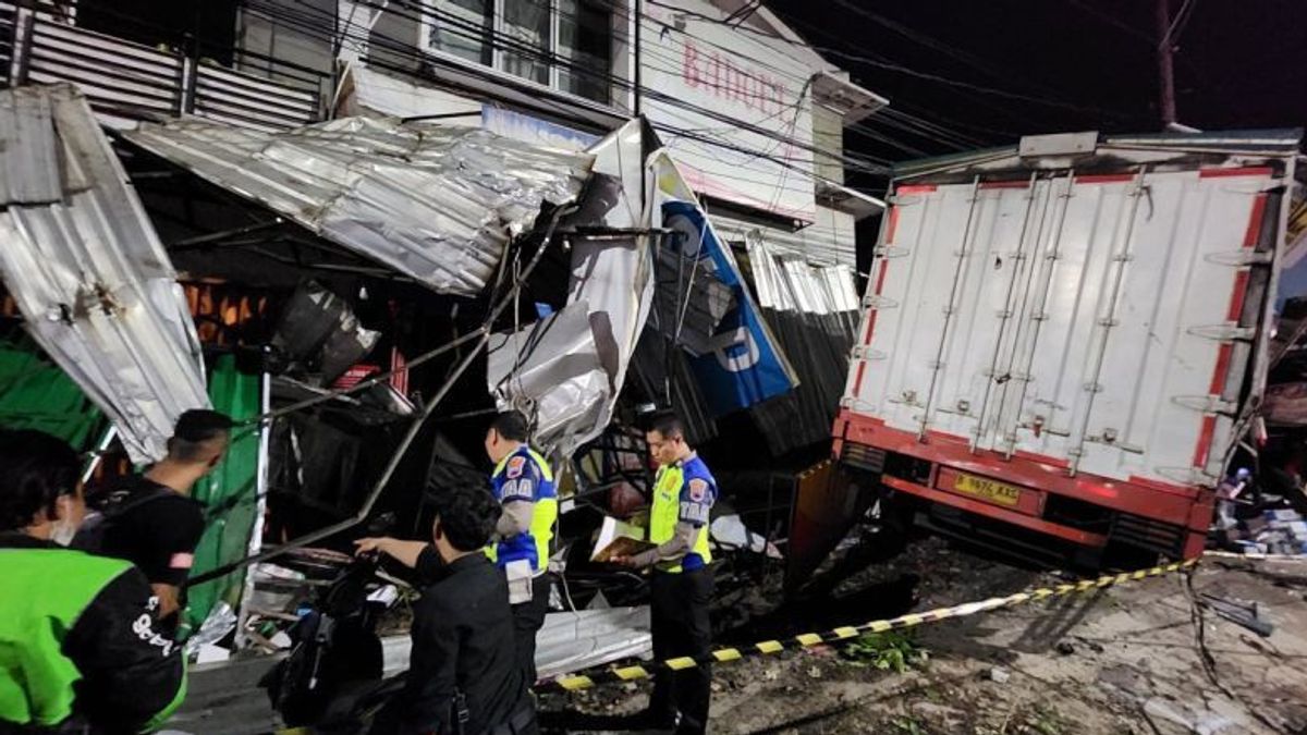 Un camion s’est heurté par un magasin à Semarang, deux personnes décédées