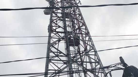 Sambil Menangis, Remaja di Denpasar Nekat Panjat Tower