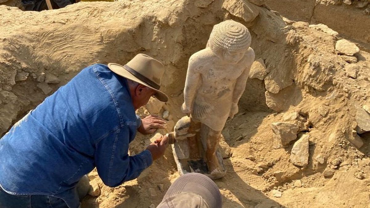 Mumi Berusia 4.300 Tahun di Saqqara Bukan Sekadar Tertua dan Terlengkap, Tapi Juga Dilapisi Emas 